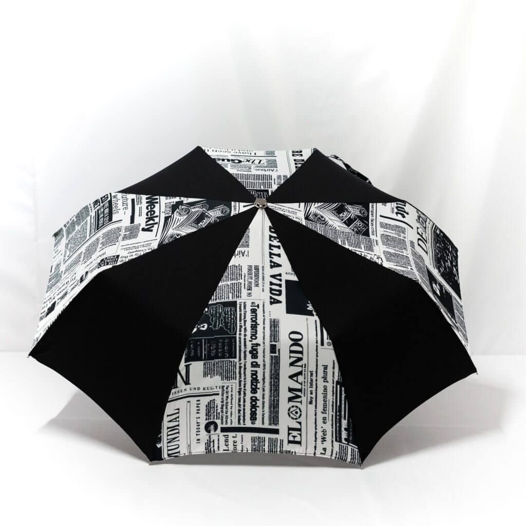 Parapluie pliant imprimé journal noir